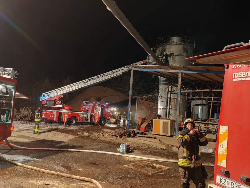 FOTO Pet vatrogasnih vozila gasi požar kod Križevaca Prigorski hr