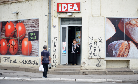 Uvrjedljivi grafiti na trgovinama Agrokorovih trgovina u Srbiji