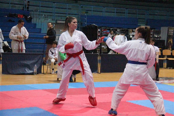 Klara Katavič + Ana Lenart, karate, međunarodni turnir B foto Marcel Kovačić 011