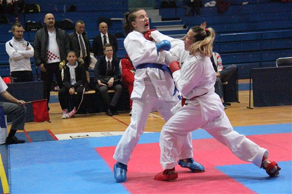 Klara Katavič + Ana Lenart, karate, međunarodni turnir B foto Marcel Kovačić 017