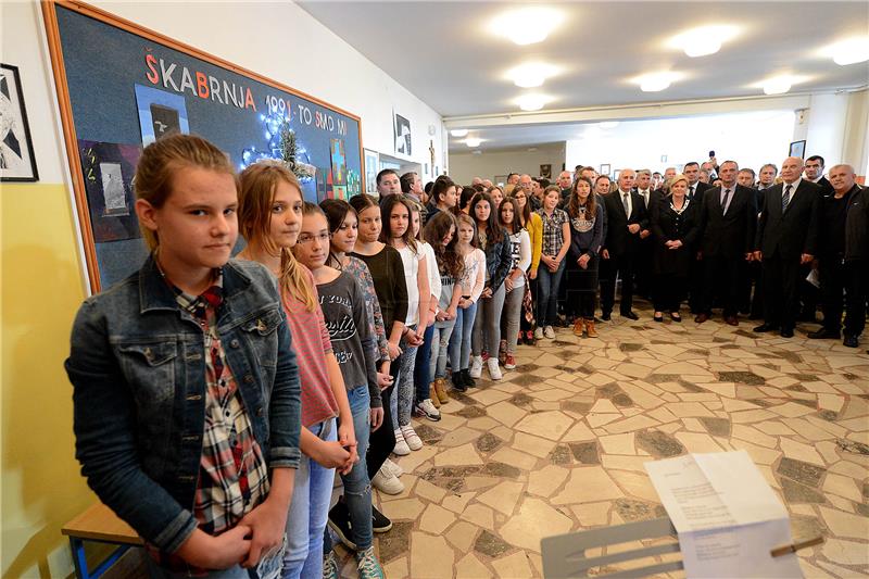 Škabrnja – predsjednica Grabar-Kitarović s učenicima: Sjećati se žrtava
