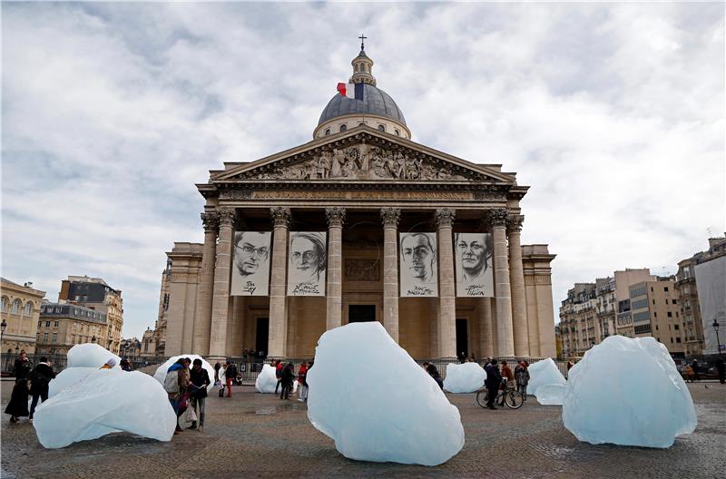 Pariz: Ledene gromade s Grenlanda ispred Panteona podsjetnik na opasnost