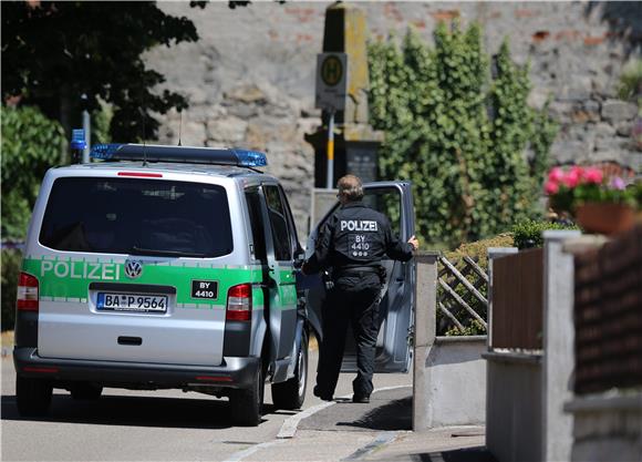 Policija zaustavila trogodišnjeg ‘vozača’ koji se iskrao iz kuće u Opel Corsi