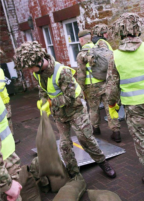 U Velikoj Britaniji poplave, uključena i vojska