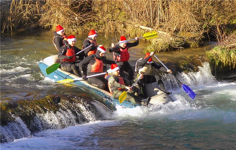 Božićni humanitarni rafting na Mrežnici
