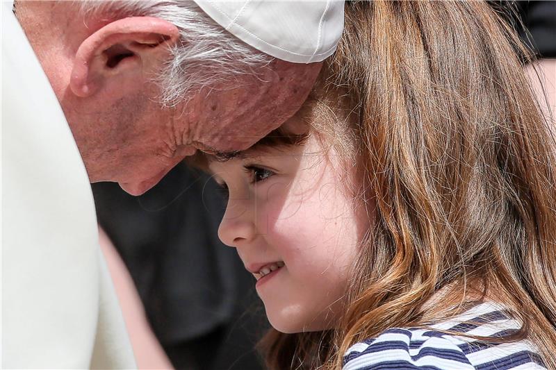 Papa razgovarao sa šestogodišnjakinjom koja gubi vid i sluh