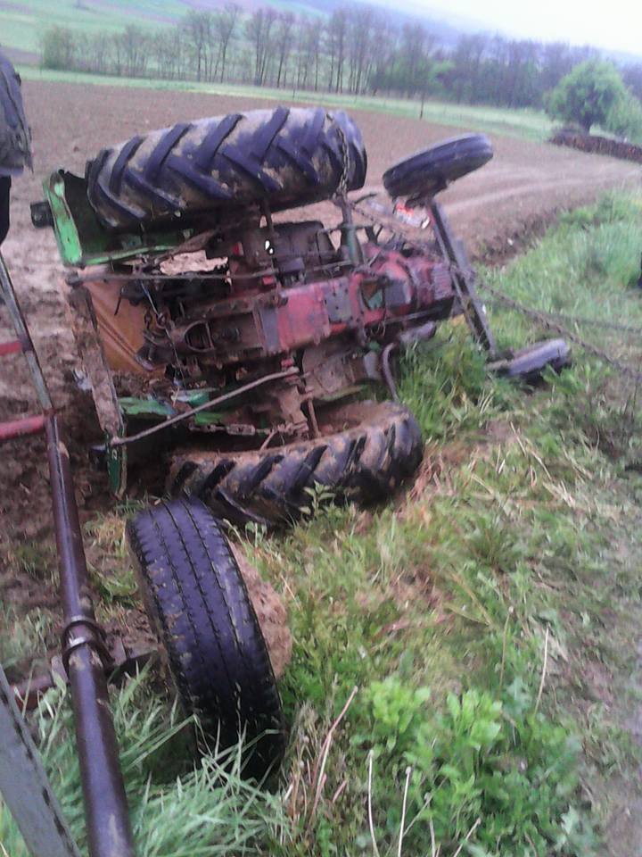 Muškarac teško ozlijeđen u prevrtanju traktora