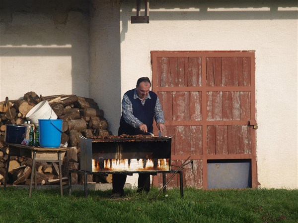 Studija pokazala: Čestice iz roštilja i peći na drva mogu izazvati artritis