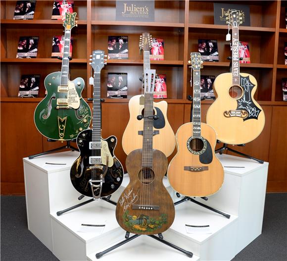 Elvisova čarobna gitara prodana za 334.000 dolara