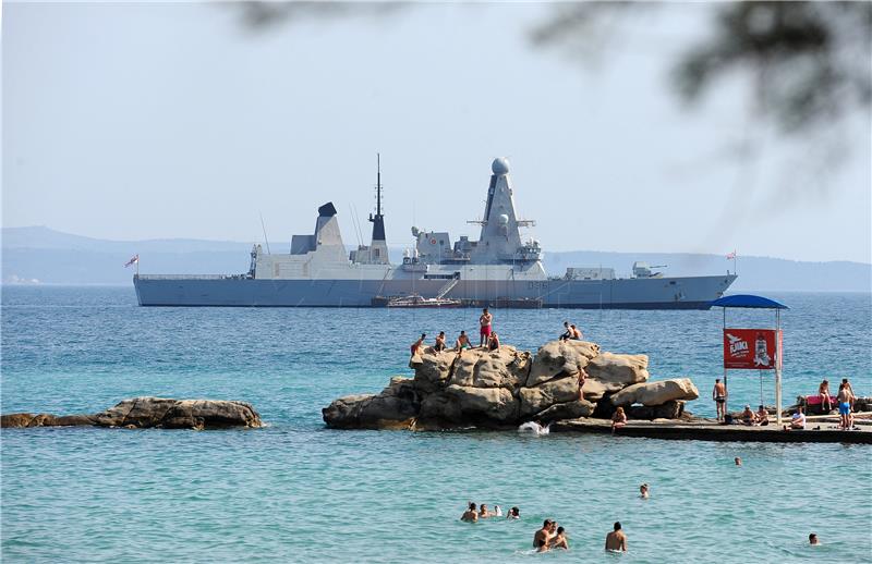 Razarač britanske mornarice usidren pred Splitom