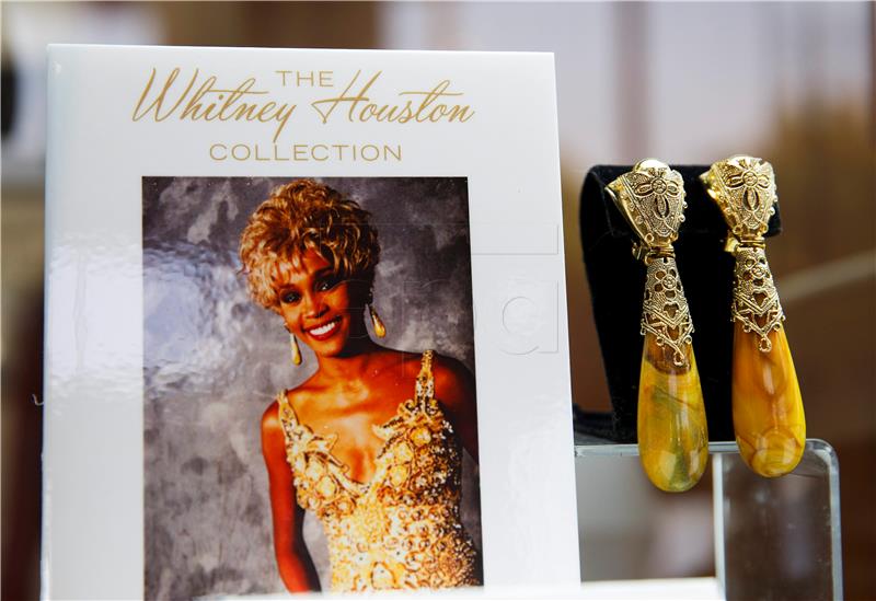 Na aukciji odjeća i nagrade Whitney Houston