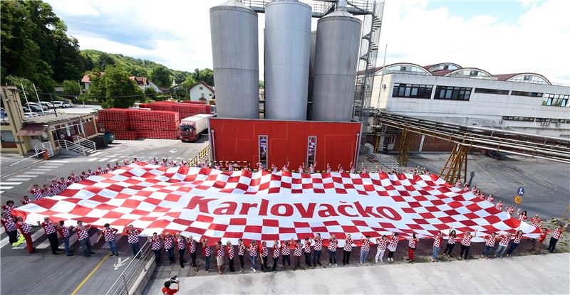 EURO 2016: Zastava s 400 crveno-bijelih polja i potpisima kreće u Francusku