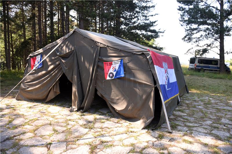 Donji Srb: Počela akcija uklanjanja šatora pored spomenika antifašističkoj borbi
