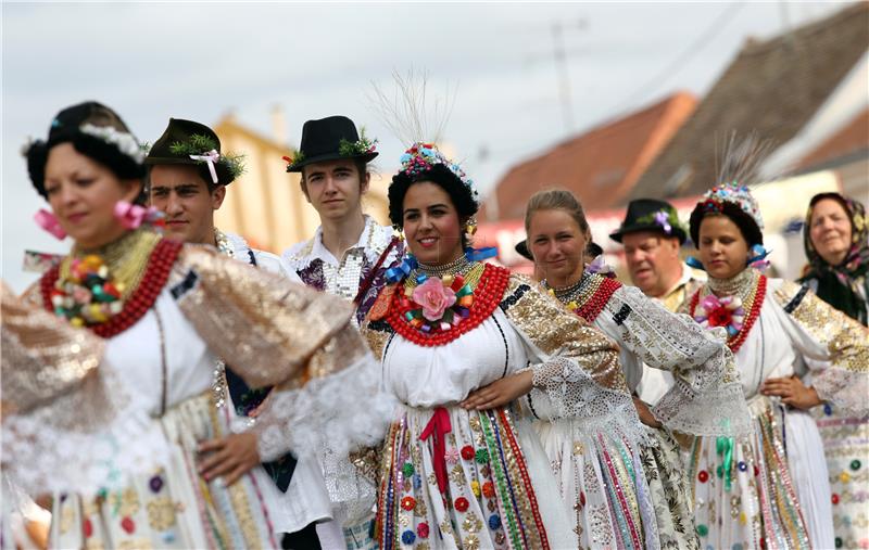 U svečanom mimohodu 50. đakovačkih vezova gotovo 60 folklornih skupina iz RH i svijeta