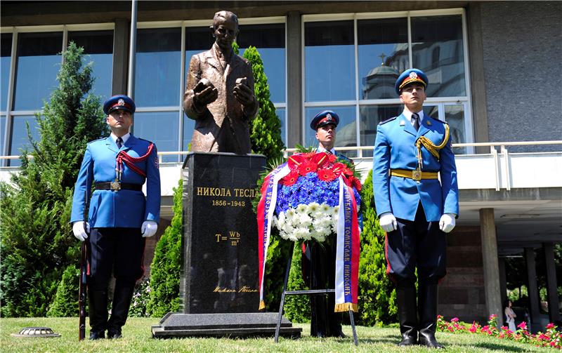 U Beogradu otkriven spomenik Nikoli Tesli na 160. obljetnicu njegova rođenja
