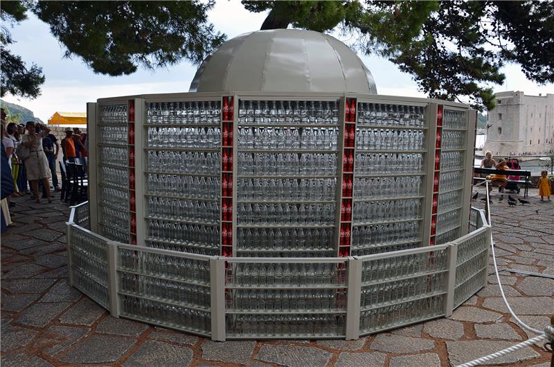 Otkrivena replika Velike Onofrijeve fontane sačinjena od 2500 boca Coca-Cole