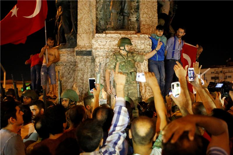 TURSKA Provladine snage nadziru glavni stožer vojske, uhićena 754 pučista