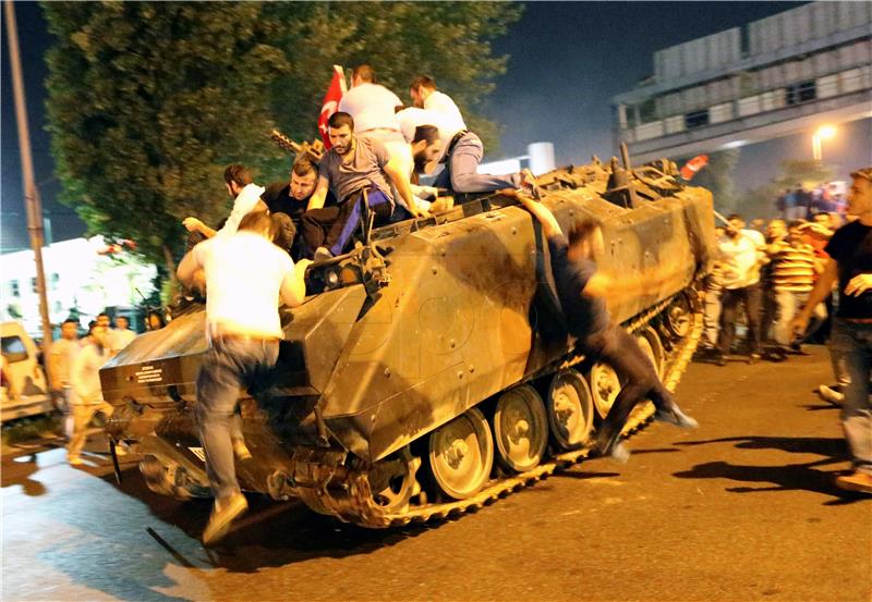 TURSKA: Poginulo najmanje 60 ljudi, a više od 330 uhićeno
