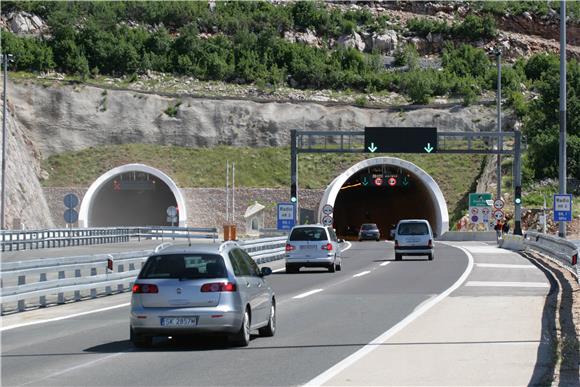 Prometna nesreća na A1 u tunelu Brinje
