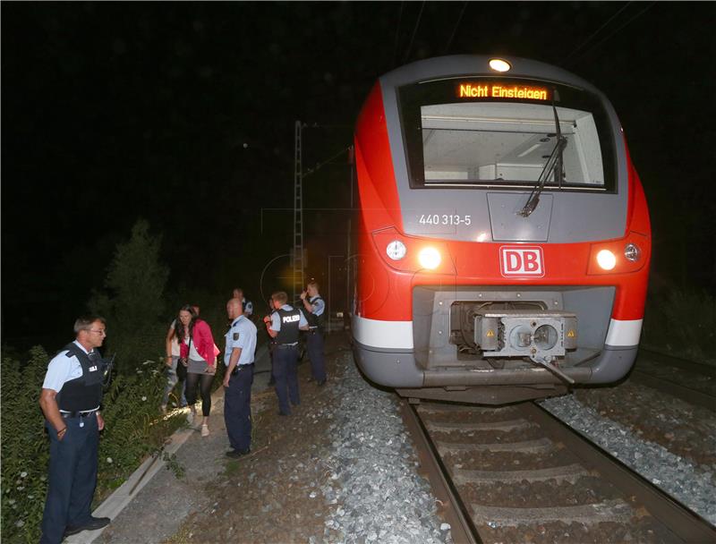 Jedna osoba poginula i tridesetak ozlijeđenih u sudaru vlakova kod Muenchena
