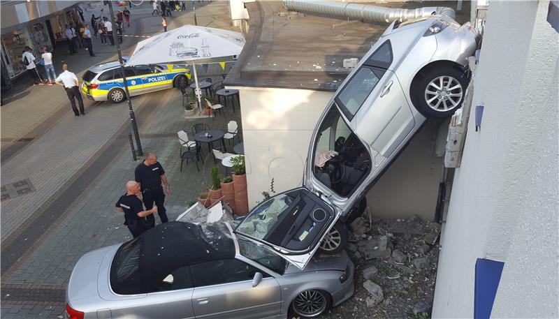 Bakica automobilom poletjela kroz zid