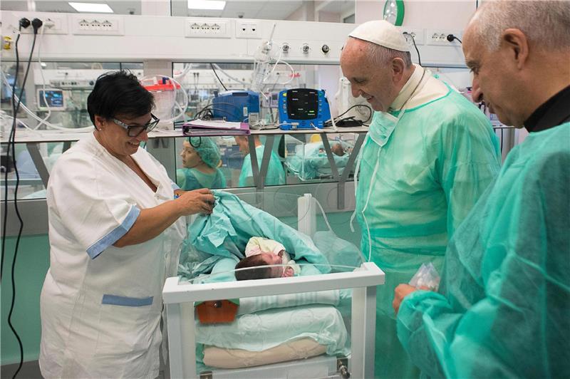 Papa Franjo posjetio rodilište u Rimu