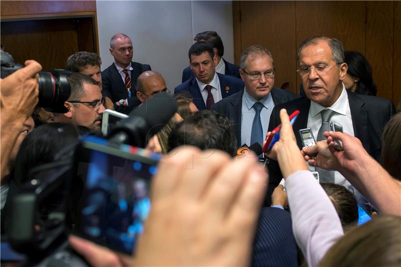 Lavrov novinarima donio votku da im prikrati čekanje