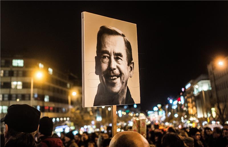 Lik Vaclava Havela večeras na fontanama u Zagrebu