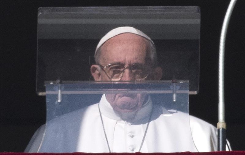 Papa Franjo odbio prijedlog o zaređivanju oženjenih muškaraca