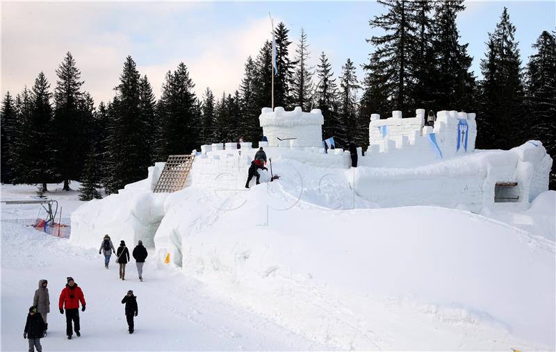 Izradili dvorac od snijega