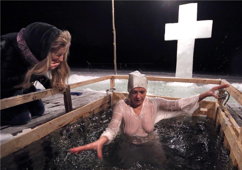 Dva milijuna Rusa okupalo u ledenoj vodi za pravoslavno Bogojavljenje