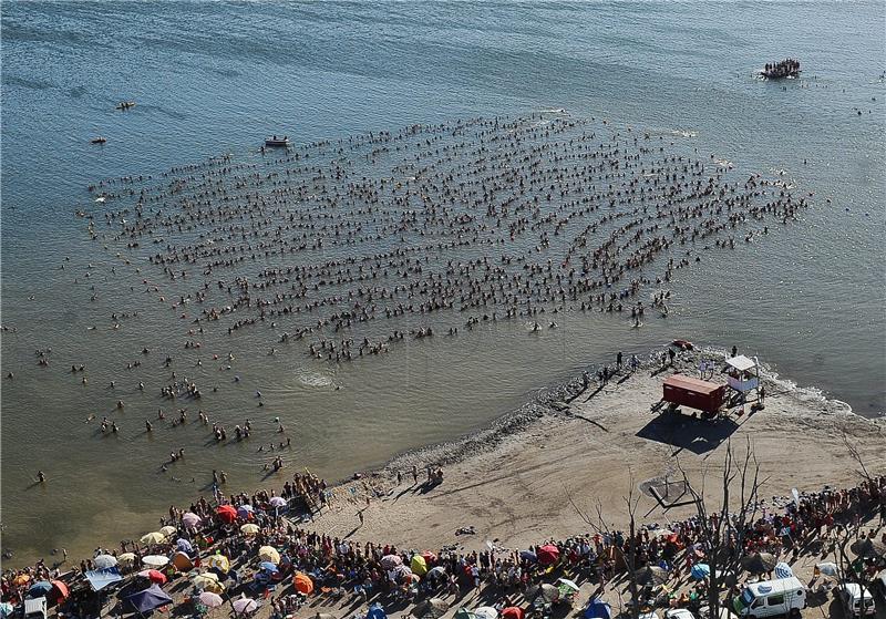 2000 kupača oborilo rekord plutajući, držeći se za ruke