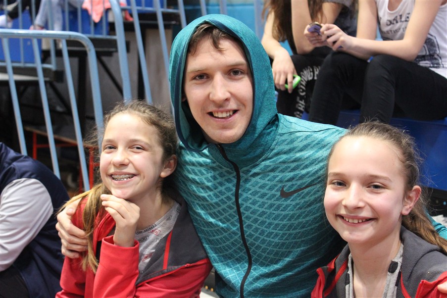 Ivan_Antunović_i_navijačice_(mlade_rukometašice_KTC_-_a)