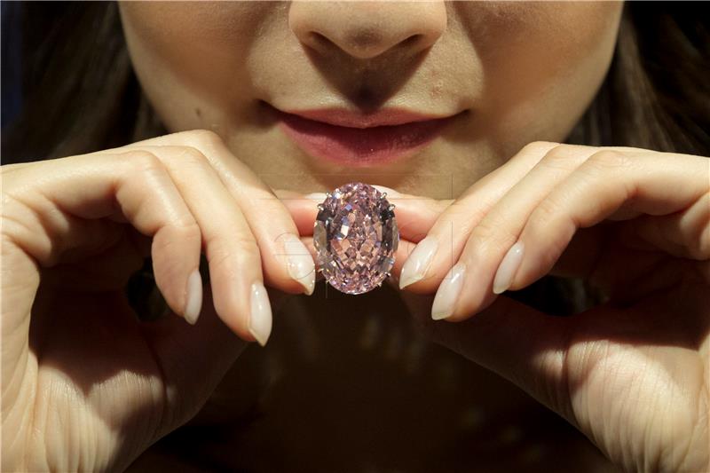 Dijamant “ružičasta zvijezda” prodan za 71 milijun dolara