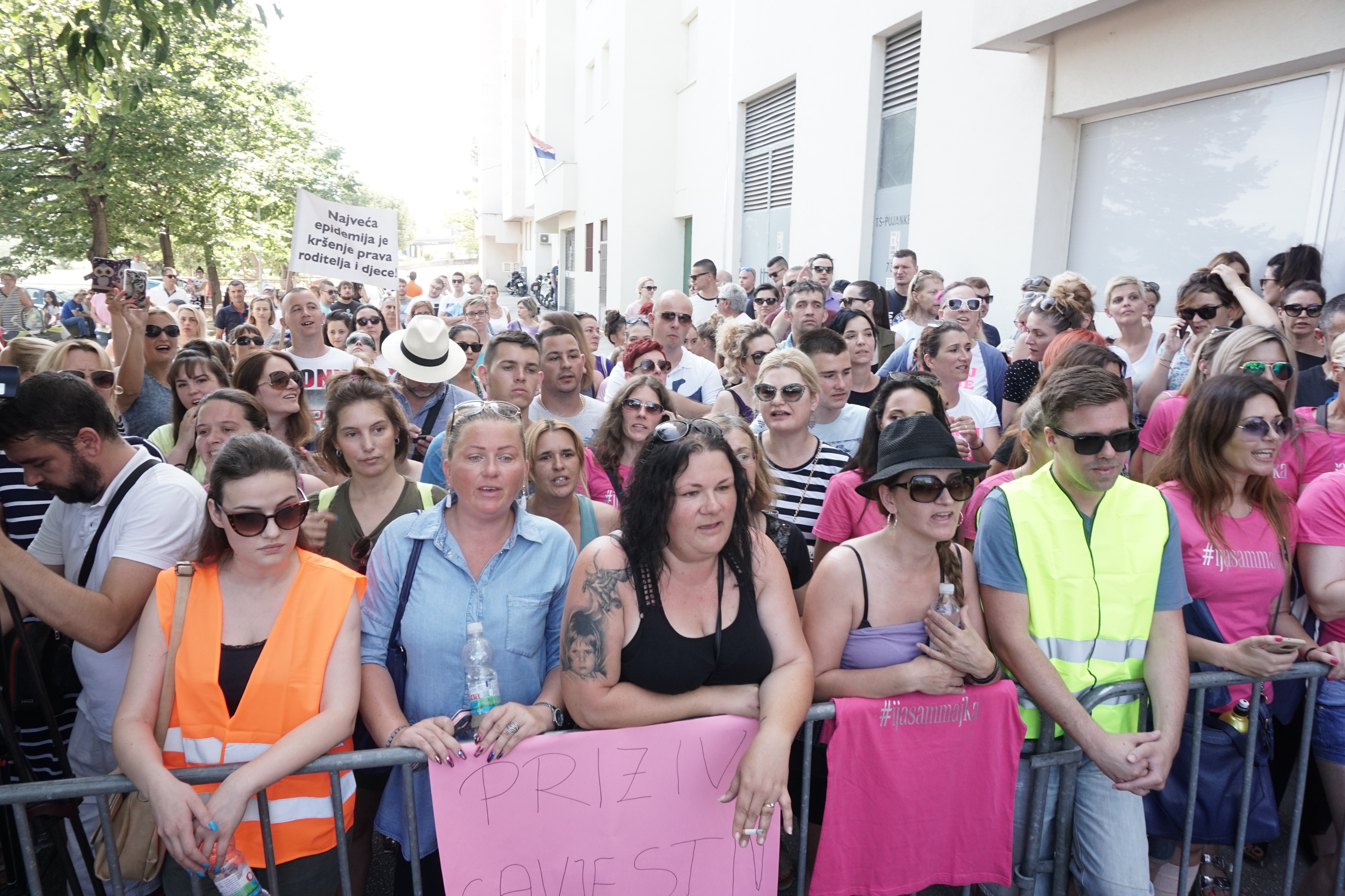 Prosvjed protiv ovrhe djeteta Nini Kuluz u Splitu