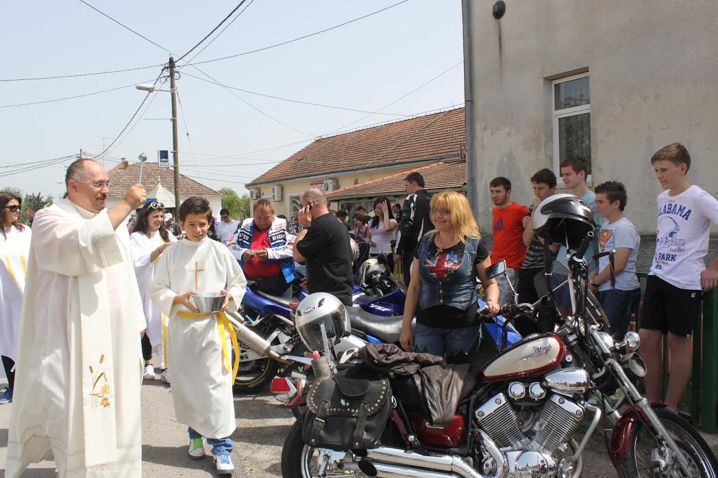 CIRKVENA Selo ‘Dirigenata i mužikaša’ koje blagoslivlje motocikle