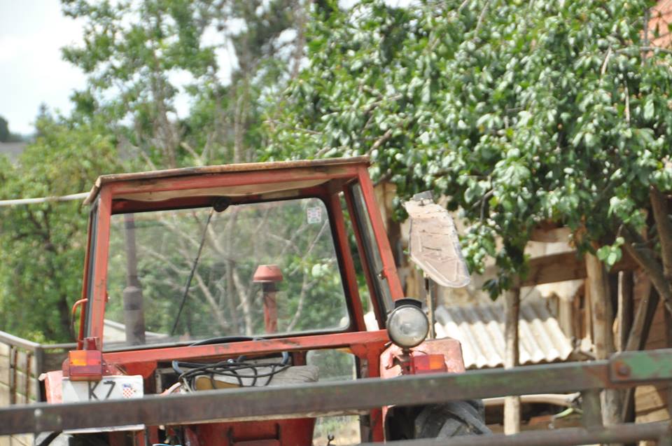 Pijan vozio neregistrirani traktor bez vozačke, uhićen je
