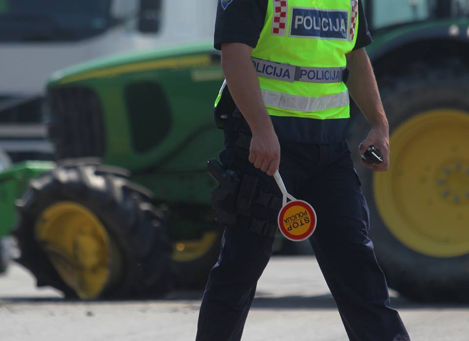 traktor policija