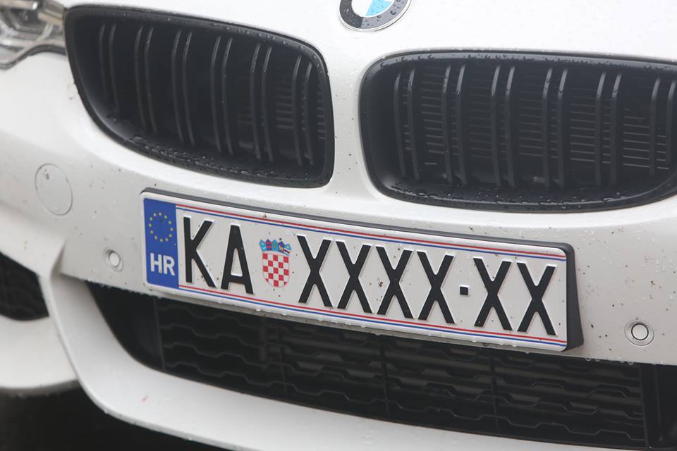 Neobična registarska oznaka na BMW-u sa šest slova “X”