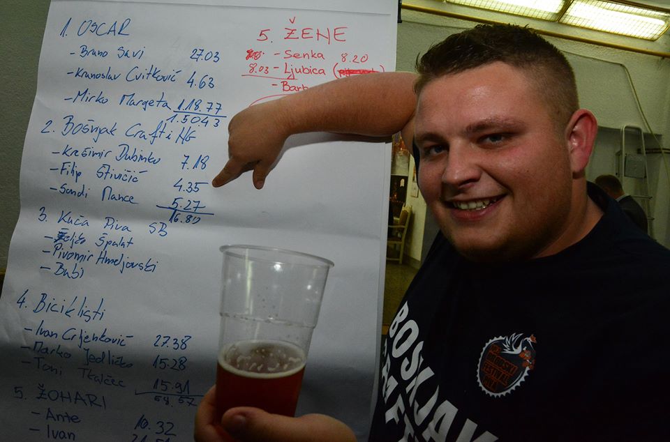 Evo muškarca koji je popio pola litre piva za 4,35 sekundi
