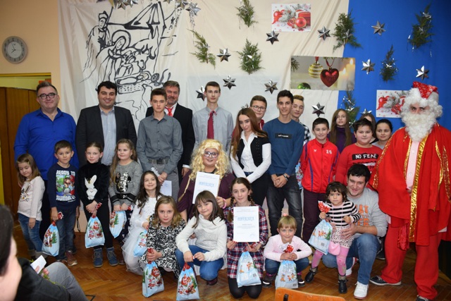 Učenici Područne škole Osijek Vojakovački održali božićnu priredbu