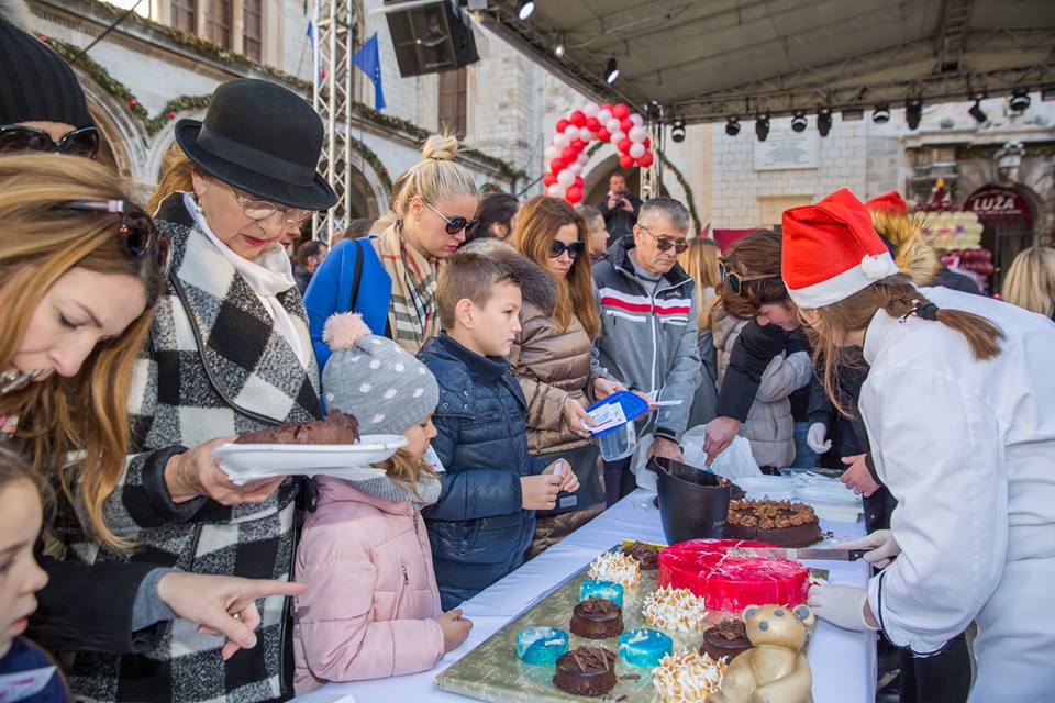 Na Stradunu održana humanitarna prodaja slastica – Torta party