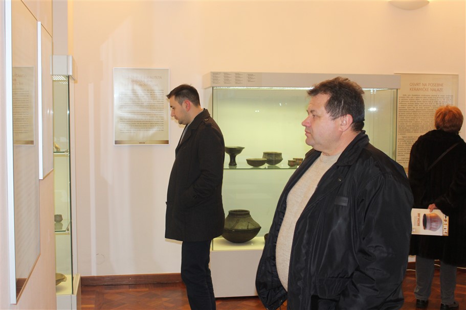 izlozba o brezovljanim u amz002