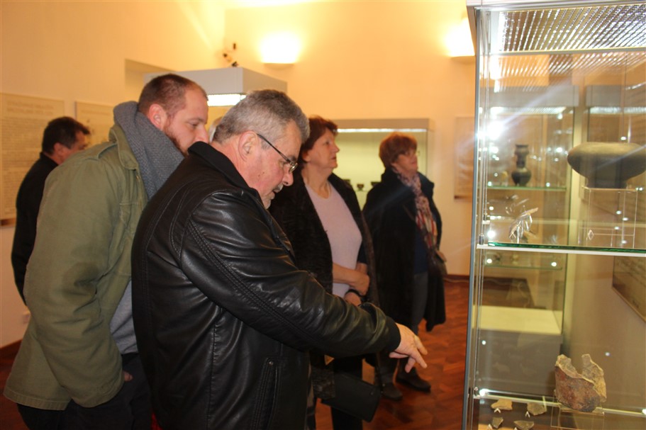 izlozba o brezovljanim u amz008