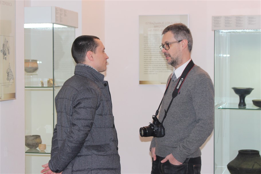 izlozba o brezovljanim u amz009