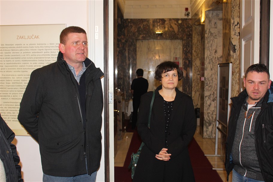 izlozba o brezovljanim u amz010