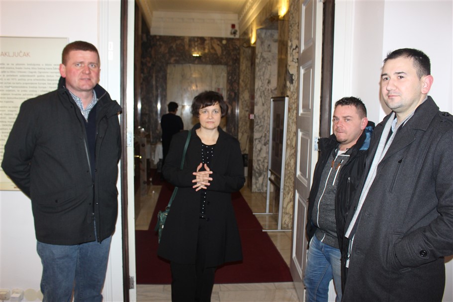 izlozba o brezovljanim u amz011