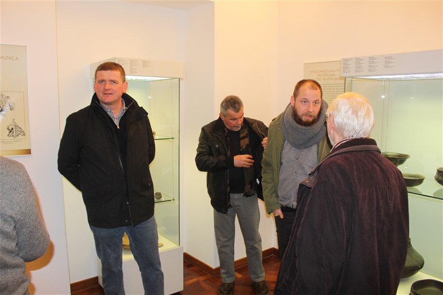 izlozba o brezovljanim u amz012