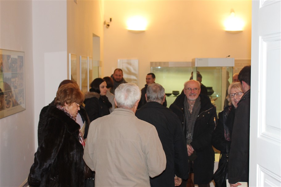 izlozba o brezovljanim u amz014