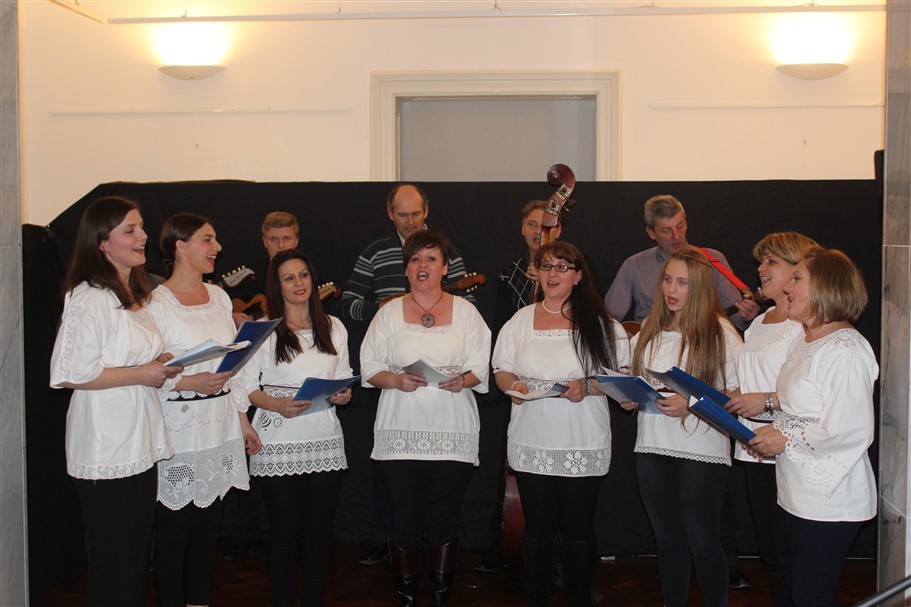 izlozba o brezovljanim u amz021